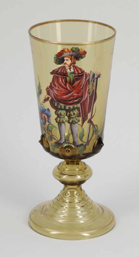Historismus Pokal Um 1880. - Landsknecht mit Streitaxt - Gelbgrünliches Glas. Polychrom bemalt. - Bild 2 aus 2