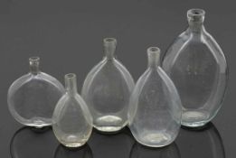 5 Plattflaschen Norddeutsch, 19. Jh. Farbloses Glas. Abriss. H. 11,5 cm (2 St.), 14,5 cm, 15,5 cm,