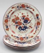 4 Imari-Teller China, 19. Jahrhundert. Porzellan. Rot, blau und gold bemalt. D. 24,5 cm.