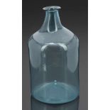 Zylinderflasche Norddeutsch, Ende 18. Jh. Hellblaues Glas. Hochgestochener Boden. H. 43,5 cm.