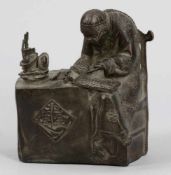 Kaufmann mit Abakus China. Bronze. H. 17 cm. Am Schreibtisch sitzend und in die Arbeit vertieft.