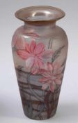 Vase mit Blumen, Libellen und Spinnennetz Glashütte Eisch, Frauenau 1986. Farbloses Glas.