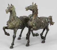 Paar Tang-Pferde China, um 1900. Bronze. Goldbemalung. H. 41,5 cm. Dynamische Darstellung des