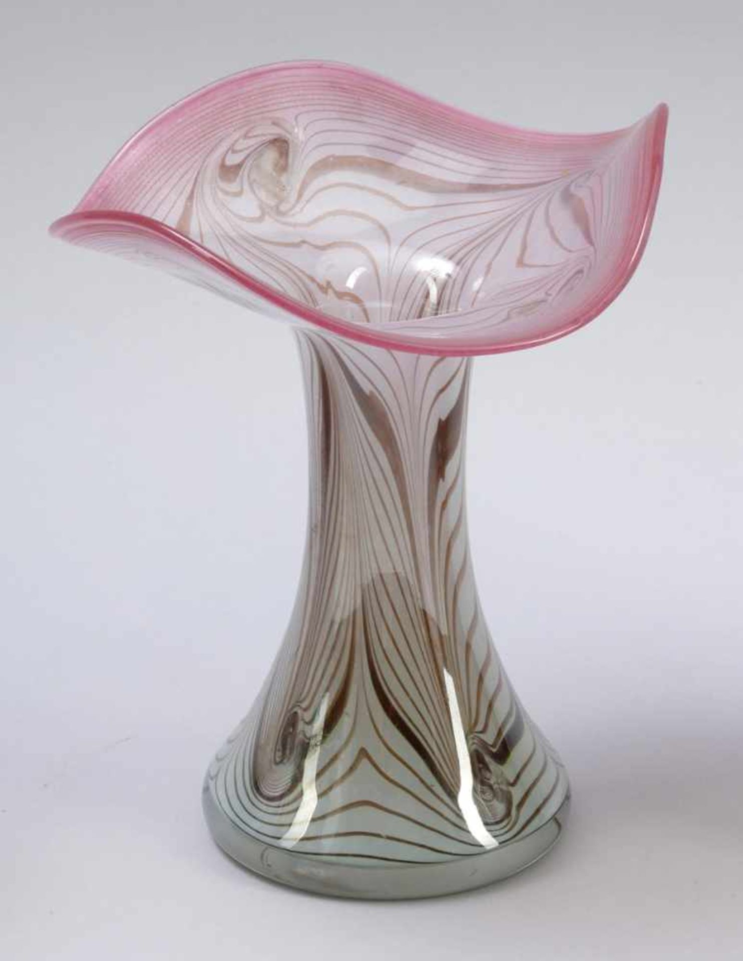 Vase mit gewelltem Rand Glashütte Eisch, Frauenau 1984. Farbloses Glas, mit opakweißem
