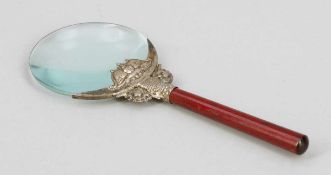 Lupe China, frühes 20. Jahrhundert. Wohl Silber. L. 19 cm. Fledermausdekor.