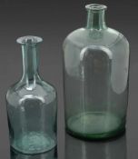 2 Zylinderflaschen Norddeutsch, Anfang 19. Jh. Hellgrünes, blasiges Glas. Kleine Flasche mit