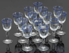 14 Kelchgläser Farbloses Glas. Umlaufende Doppelbänder mit Punkt und 3 Blätter, vierfach