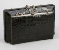 Art Déco Handtasche Schwarzes Krokoleder.16 x 25 x 12 cm. Metallkette als Trägeriemen. Innen mit