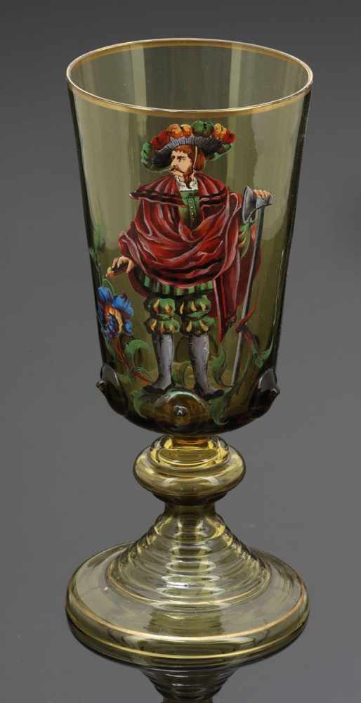 Historismus Pokal Um 1880. - Landsknecht mit Streitaxt - Gelbgrünliches Glas. Polychrom bemalt.