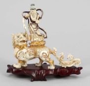 Guanyin auf einem Drachen China. Elfenbein. Polychrom bemalt. L. 18,5 cm. H. o./m. Sockel 19/22