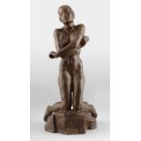 Georg Kolbe 1877 Waldheim - 1947 Berlin - »Klagende«, 1926 - Bronze. Braun patiniert. H. 60,2 cm.