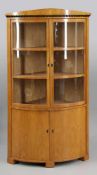 Biedermeier Eckvitrine 19. Jh. Kirschholz. 182 x 70 x 100 cm. Bombierter Korpus mit zwei