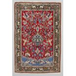 Isfahan Zentralpersien. Wolle. 108 x 71 cm. - Zustand: Ränder leicht besch. Aufwendiger Tierdekor