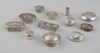 12 Pillendosen Deutschland/England, um 1900. 800/925er Silber. Punzen: Herst.-Marken, 800,925,