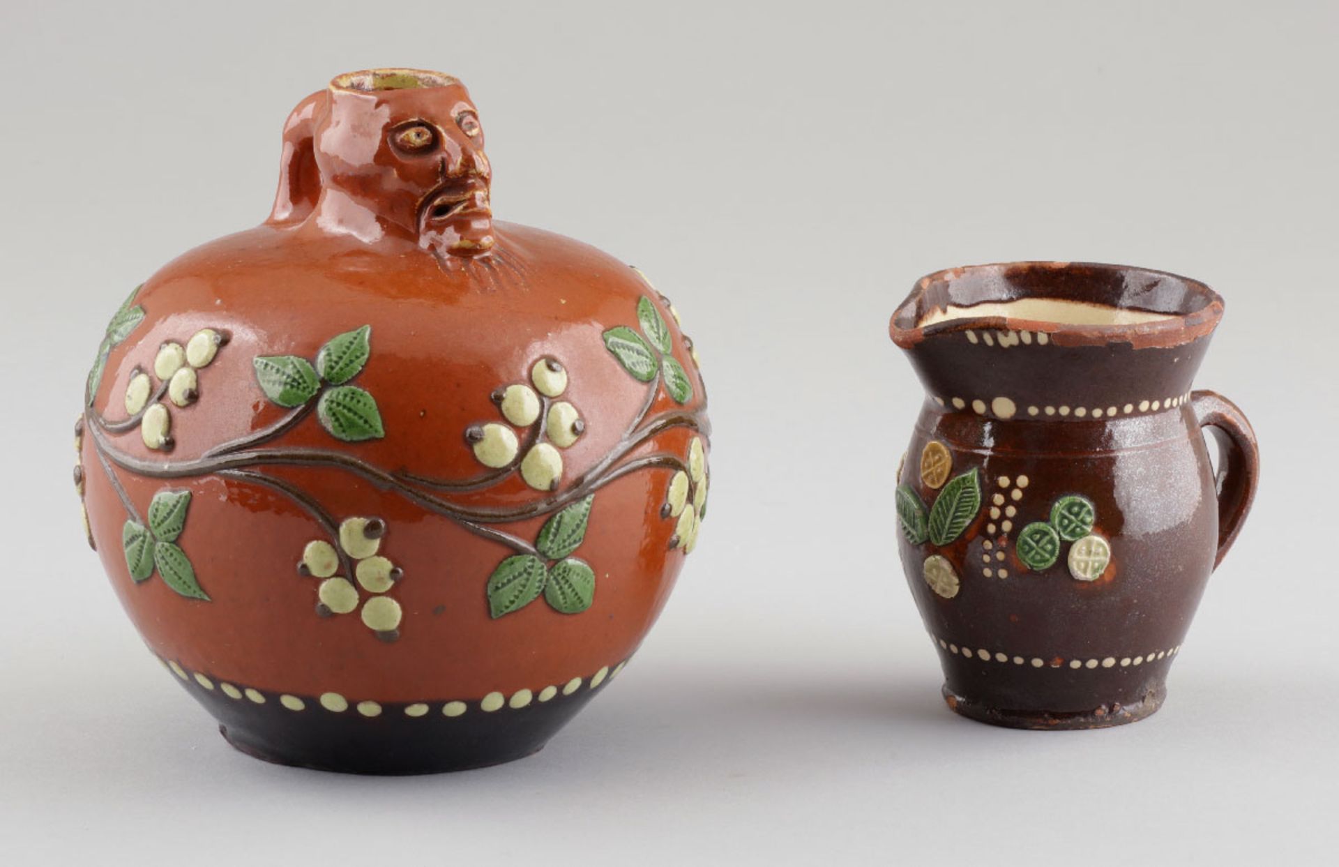 Krug mit Bartmann und Krug Werra-Keramik, 19. Jh. Keramik, heller Scherben. Gelb-braun und