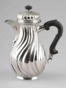 Rokoko Kaffeekanne Dessau, um 1780. 750er Silber. Punzen: Stadtstempel, 12. H. 25 cm. Gew.: 648 g.