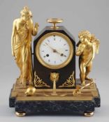 Empire Pendule Frankreich, um 1820. Bronze 36,5 x 30 x 14,8 cm. Schlag auf Glocke. Pendel.