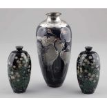 3 Vasen China, um 1900. Cloisonné. Silber bzw. Metallmontierung. H. 15,5 bzw. 25 cm. - Zustand:
