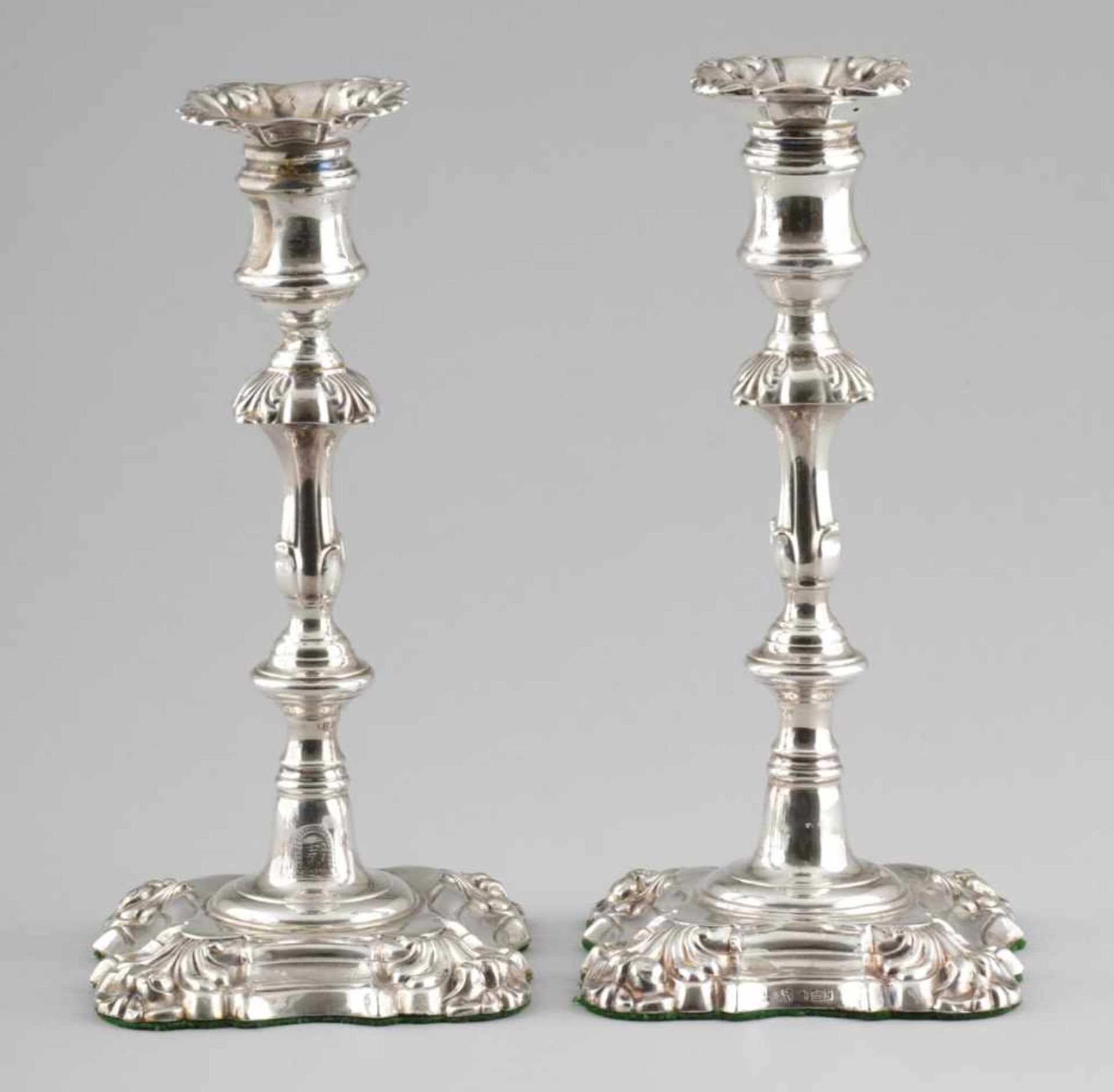 Paar Tafelleuchter / Pair of candle sticks Sheffield/England, um 1835/36. 925er Silber. Punzen: