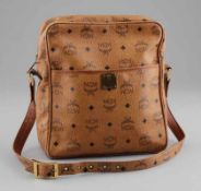 Shopper MCM. Braunes Leder mit Firmenlogo. 30 x 29 x 9 cm. Auf Plakette bez.: MCM Munich Nr 991. -