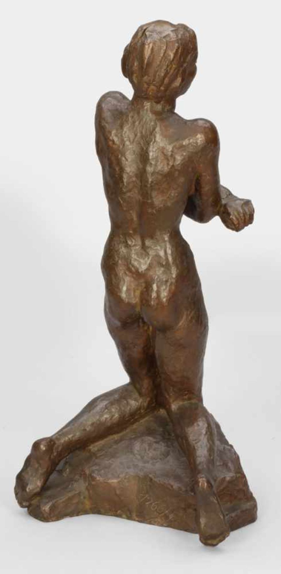 Georg Kolbe 1877 Waldheim - 1947 Berlin - »Klagende«, 1926 - Bronze. Braun patiniert. H. 60,2 cm. - Bild 2 aus 9