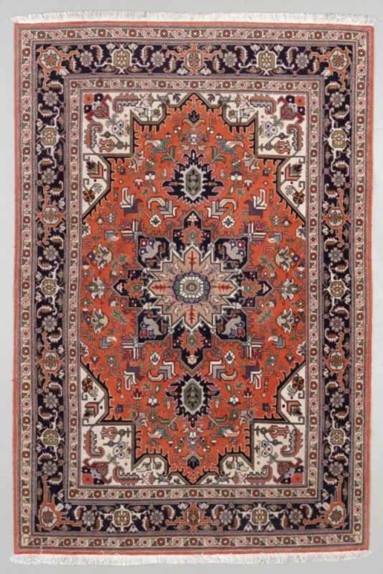 Täbriz Iran. Wolle. 152 x 101 cm. Orangerotes Mittelfeld auf elfenbeinfarbenem Grund.