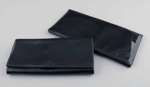 2 Clutches Schwarzes Lackleder. 11 x 23 cm bzw. 13 x 26 cm.