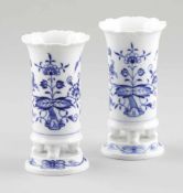 2 Vasen Staatliche Porzellan Manufaktur, Meissen 1972-1980. - Zwiebelmuster - Porzellan, weiß,