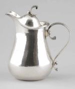 Art-Deco Wasserkanne 830er Silber. Punzen: Herst.-Mark, 830, Halbmond/Krone, H. 11 cm. Gew.: 482