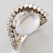 Ring mit Mondstein-Cabochon 585er WG, gestemp. Punze: PH. 1 Mondstein in Cabochonschliff ca. 3,22