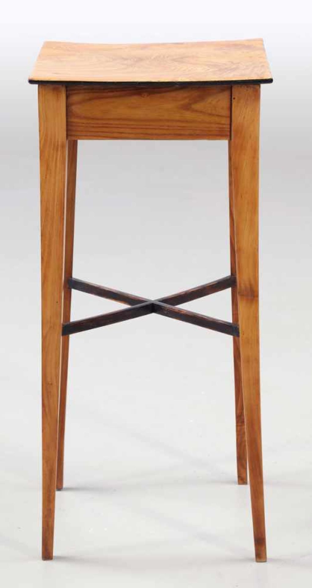 Biedermeier-Beistelltisch Deutschland, 19. Jh. Rüster. 75 x 35 x 35 cm. Auf vier konischen Beinen,