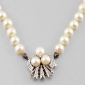 Perlenkette mit Weißgoldschließe 585er WG, gestemp., verschlagen. 67 Zuchtperlen (D. 0,65 - 0,68