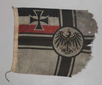 Seekriegsflagge Deutsches Reich, um 1910. Leinen. 89 x 100 cm. Kassette als Schuber. Diese