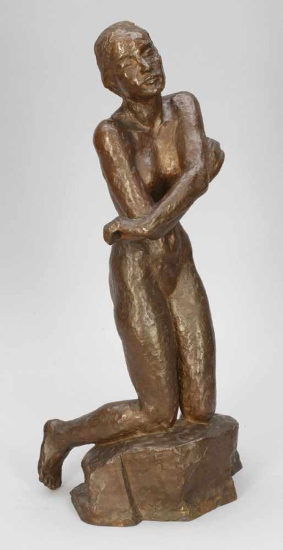 Georg Kolbe 1877 Waldheim - 1947 Berlin - »Klagende«, 1926 - Bronze. Braun patiniert. H. 60,2 cm. - Bild 3 aus 9