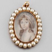 Medaillon mit Miniatur und Perlenkranz 19. Jahrhundert. - Dame - 375er Roségold, ungestemp. Ca. 26