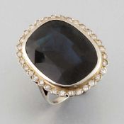 Großer Saphir-Ring mit Diamanten 750er WG, gestemp. 1 Saphir im Ovalschliff ca. 30 ct. Div.