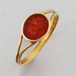 Gold-Fingerring mit gefasster Karneol-Gemme mit eingeschnittenem Quadrigamotiv Römisch, 1. Jh. n.