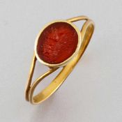 Gold-Fingerring mit gefasster Karneol-Gemme mit eingeschnittenem Quadrigamotiv Römisch, 1. Jh. n.