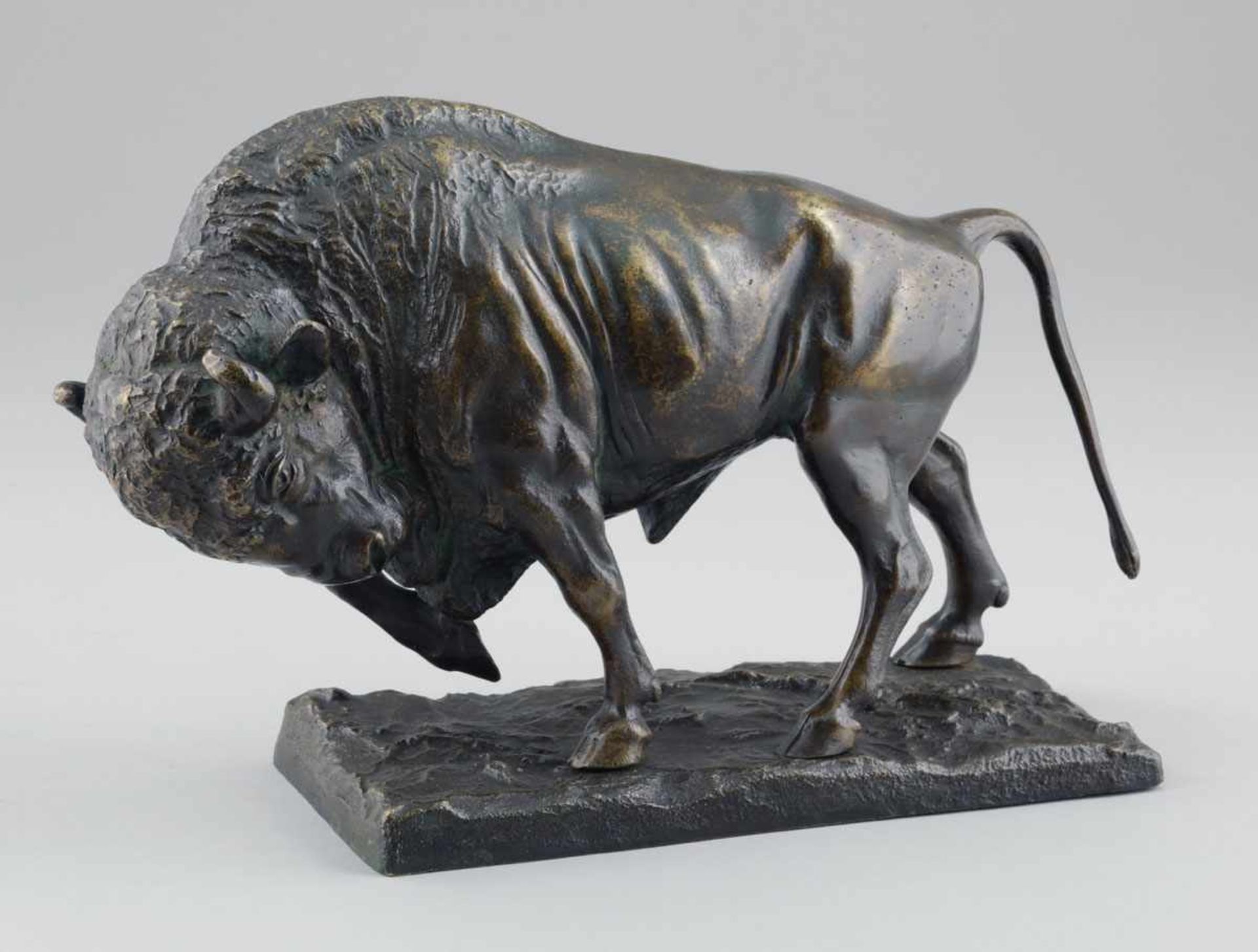 Künstler des 20. Jahrhunderts - Bison - Bronze. Goldbraun patiniert. H. 21,2 cm.