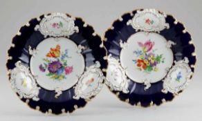 2 Prunkteller Staatliche Porzellan Manufaktur, Meissen 1972-1980. - Unterschiedliche Blumenbuketts -