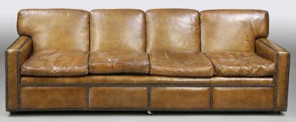 Großes Clubsofa England. Leder. 52/89 x 265 x 90 cm. Best. Viersitzer mit losen Kissen und Nieten.