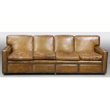 Großes Clubsofa England. Leder. 52/89 x 265 x 90 cm. Best. Viersitzer mit losen Kissen und Nieten.