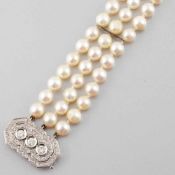 Dreireihiges Perlenarmband mit Diamanten 750er WG, gestemp. 3 Brillanten zus. ca. 0,45 ct (G-H/
