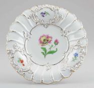 Prunkteller Staatliche Porzellan Manufaktur, Meissen 1935-1947. - Blume - Porzellan, weiß, glasiert.