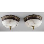 Paar Deckenlampen im Art Deco-Stil Alabaster. Messing. D. 33,5 cm. H. 20,5 cm. Eine Lampe rest.bed.