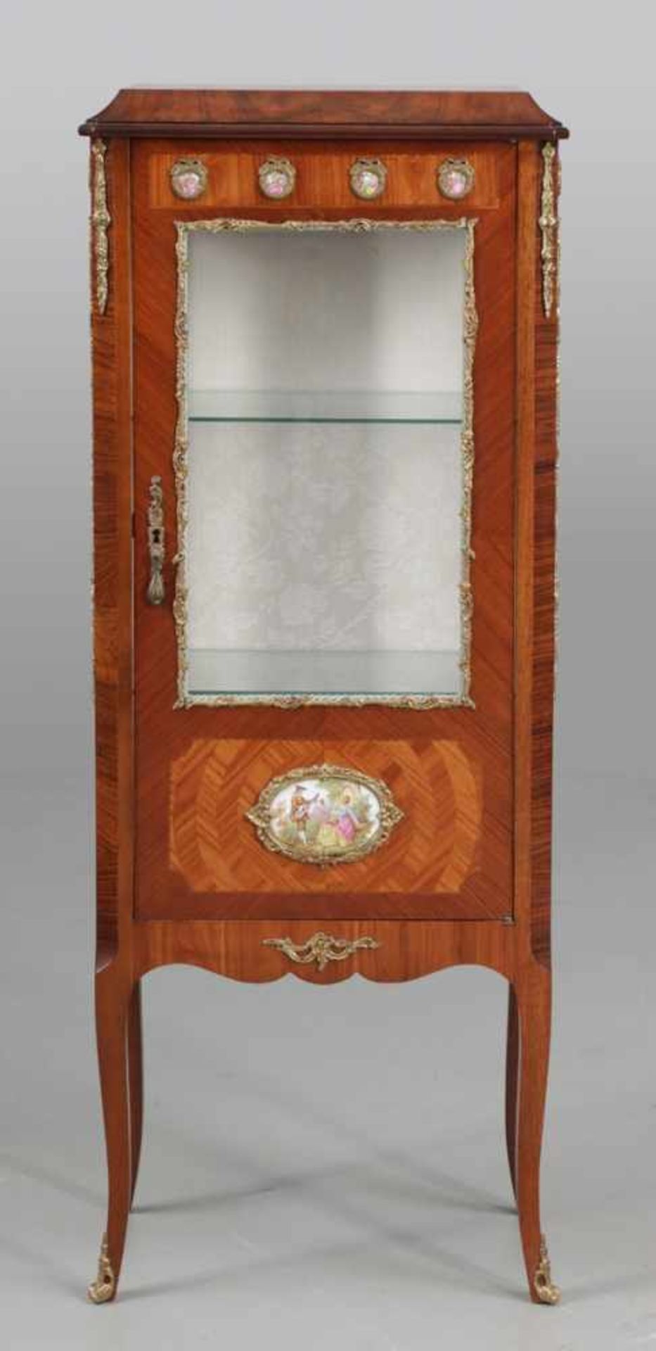 Vitrine im Rokoko-Stil Rosenholz. Palisander. 131 x 51,5 x 30,5 cm. Auf vier geschwungenen Beinen.