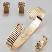 3 tlgs. Trikolor-Set: Paar Ohrstecker, Ring und Armspange mit Brillanten im Cartier-Stil 585er GG,