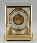 Atmos-Uhr Jaeger-LeCoultre/Schweiz. Messing. Poliert. 22,2 x 18 x 13,5 cm. Modell 209455. Werk und