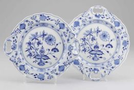 2 Tabletts mit Griffen Staatliche Porzellan Manufaktur, Meissen 1972-1980. - Zwiebelmuster -