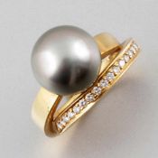 Ring mit Tahiti-Perle 750er GG, ungestemp. 1 Tahiti-Perle (11-12 mm). 19 Brillanten zus. ca. 0,23